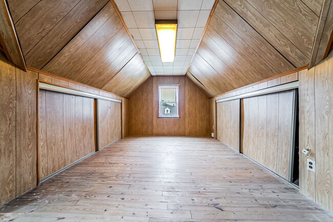 Building Photo - Beautiful 3 beds, 1.5 bathroom home with b...
