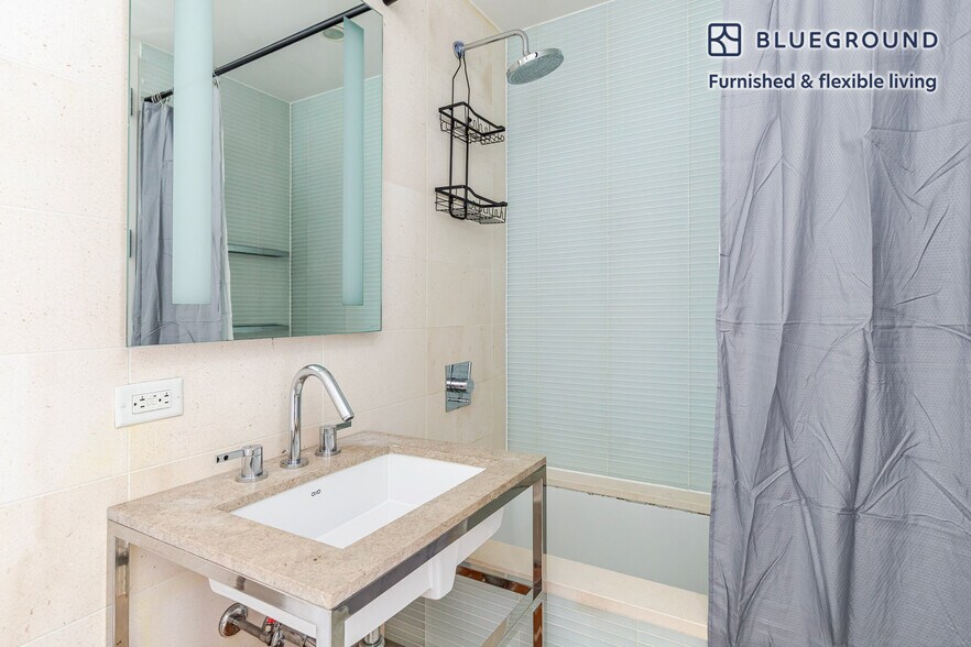 Building Photo - 70 W 45th St