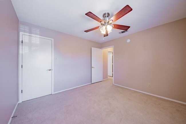 Building Photo - Charming 3-Bed Home by downtown Grapvine