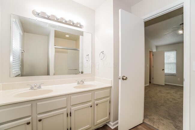 Building Photo - 6582 Cloverlawn Cir