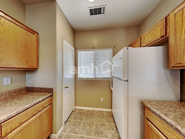 Building Photo - 614 W Mountain View Dr