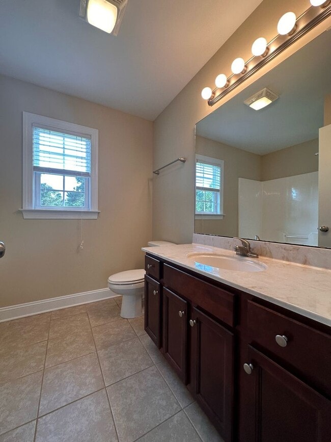 Building Photo - Perfect on Pineflat!