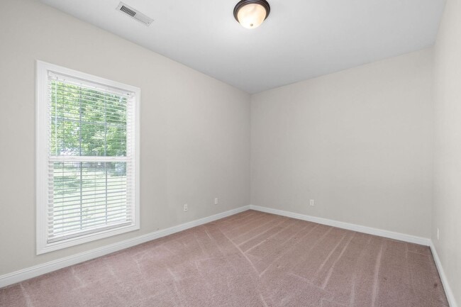 Building Photo - Cute Duplex in the Heart of Pembroke !!