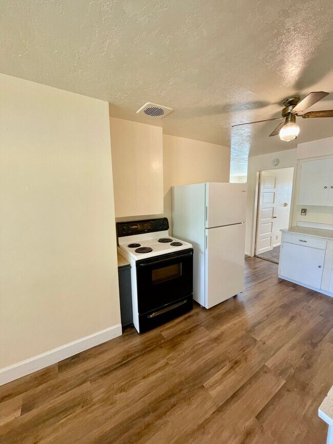 Building Photo - Vincent Park Triplex