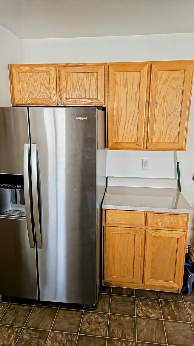 Almost new fridge with ice maker and water dispenser - 241 Sunstone Cir