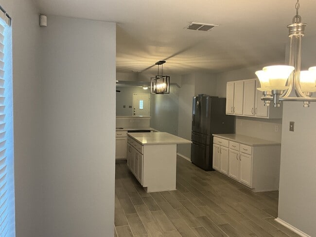 Building Photo - "Charming 3-Bedroom Haven in Selma with Granite Elegance!"