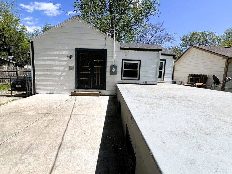Building Photo - 141 S Custer Ave