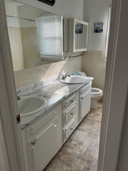 Building Photo - 610 W Main St