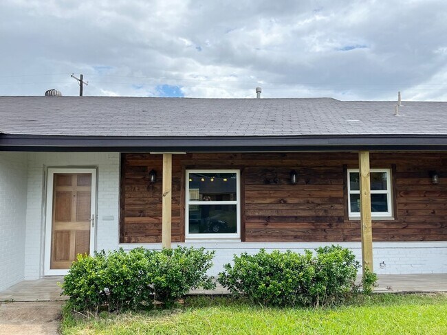 Building Photo - 3522 Rosedale St
