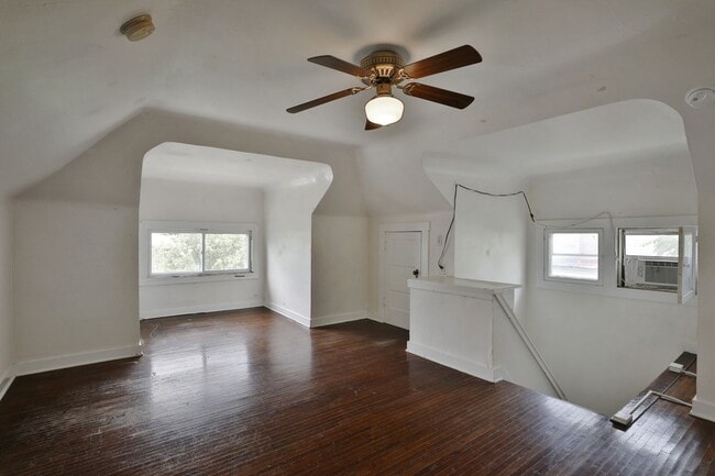 Building Photo - 117 E Lane Ave
