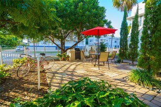 Building Photo - 2425 Flamingo Pl