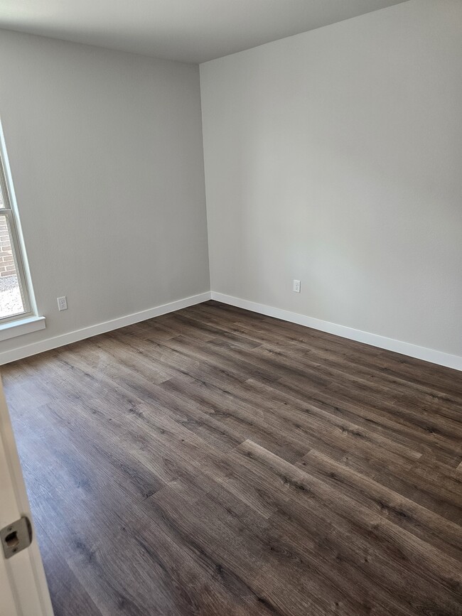 Building Photo - 6109 Buckthorn Dr