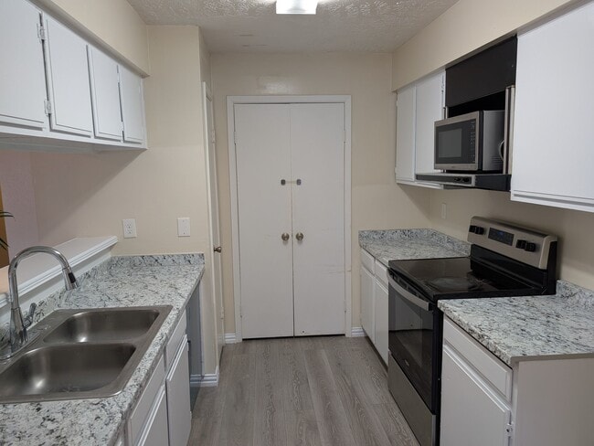 Building Photo - 10607 Staghill Dr