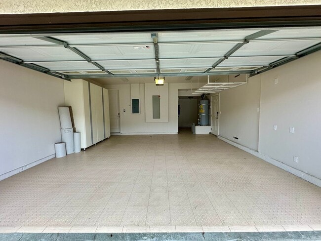 Building Photo - Large 4 Bedroom House in Hiddenbrook Commu...