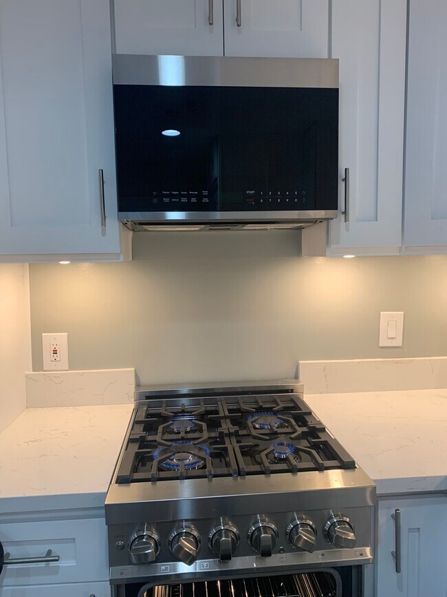 Building Photo - 145 S La Peer Dr