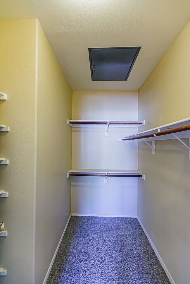 Building Photo - Upstairs condo in gated community