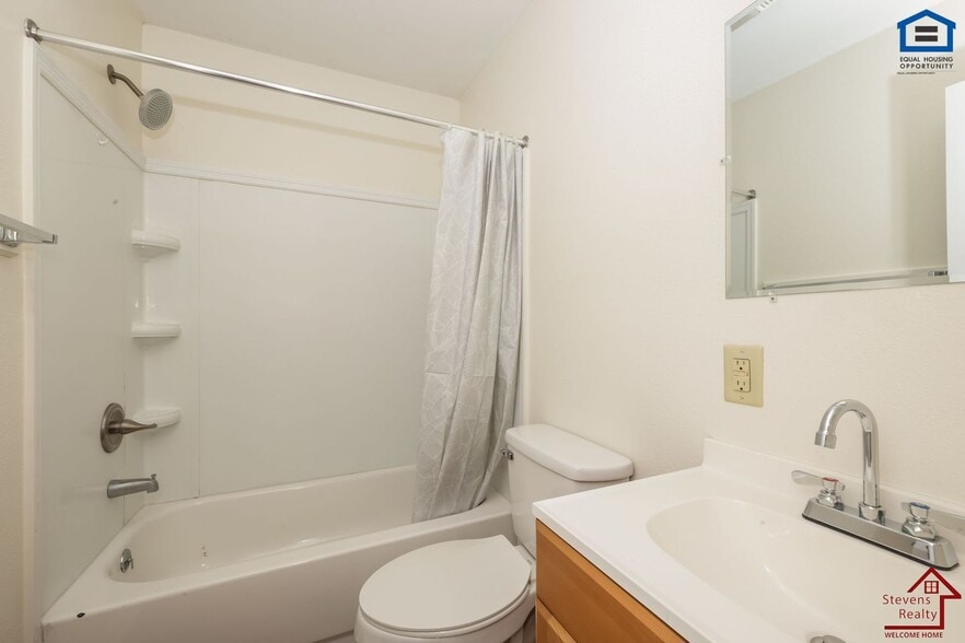 Building Photo - 702 Couch St