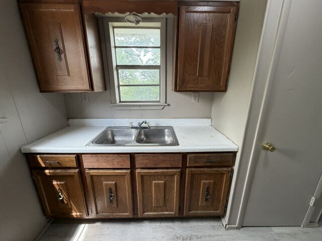 Building Photo - 1 Bedroom Apartment- All Bills Paid