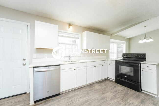 Building Photo - 5 Bedroom Pet-Friendly Home in STONE MOUNTAIN, GA with Main Street Renewal