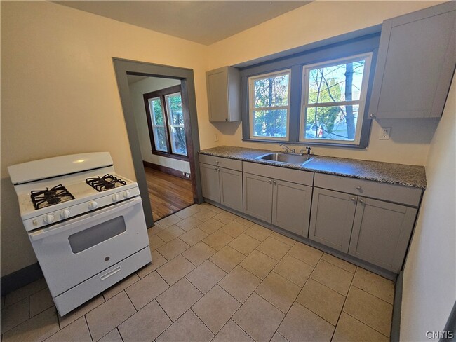 Building Photo - 322 Spring St