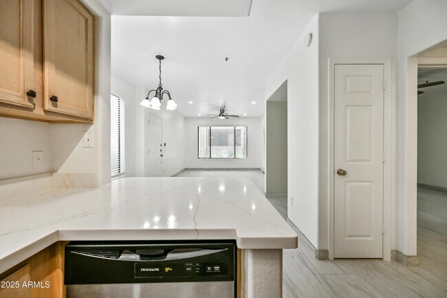 Building Photo - 4925 E Desert Cove Ave