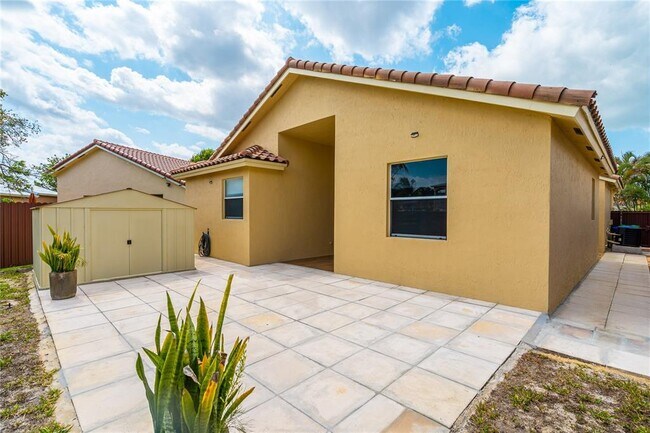 Building Photo - 5101 SW 134th Ave