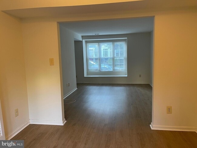 Building Photo - 6747 Kenwood Forest Ln