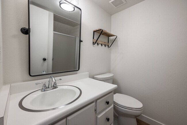 Building Photo - Conveniently Located Racquet Club Condo