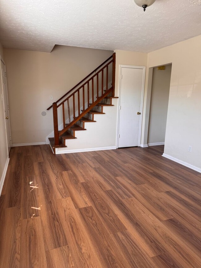 Building Photo - 3 Bedroom || 2.5 Bathroom Townhouse