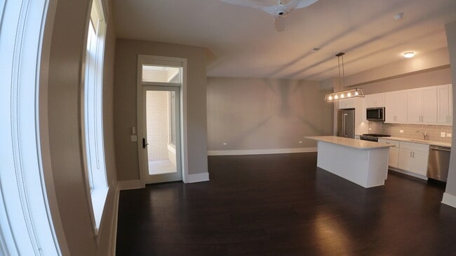 Building Photo - 2050 N Clark St