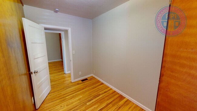 Building Photo - Great Locaton, Small Pet Negotiable w/ Pet Rent