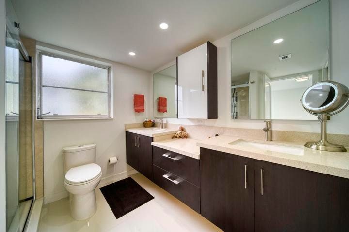 Building Photo - 535 Oaks Dr