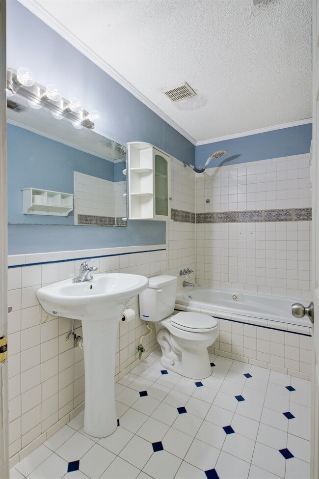 Building Photo - 7945 Parklane Court Apt #E, North Charlest...