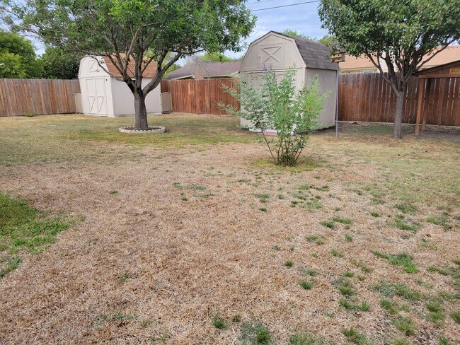 Building Photo - 3bd/2ba house close to major shopping, restaurants, and Ft. Hood!