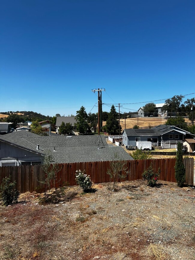 Building Photo - Recently Remodeled Plymouth Home