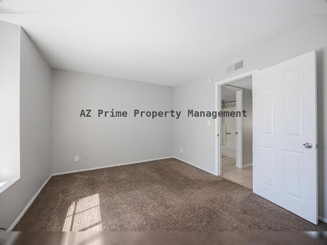 Building Photo - 1055 W 5th St