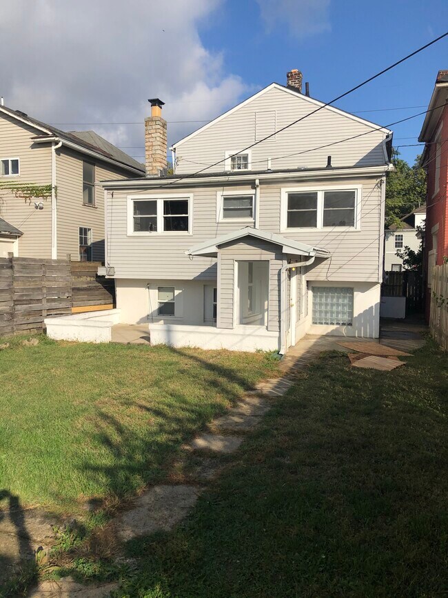 Building Photo - 753 1/2 Sullivant Ave.