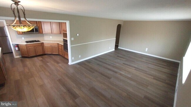 Building Photo - 1025 Oakwood Rd