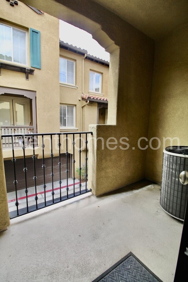 Building Photo - Torrey Highlands, 13330 Via Bellarado #2, ...