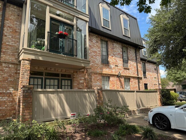 Building Photo - 2425 Underwood St