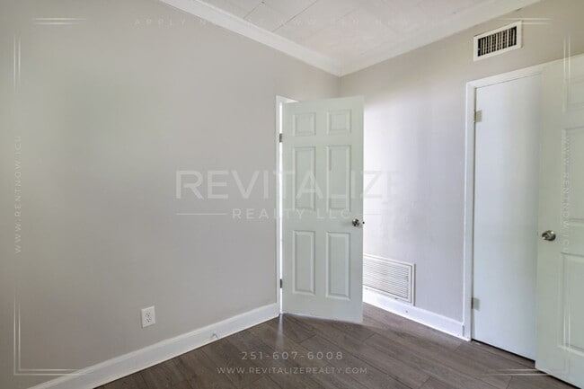 Building Photo - Renovated & Low-Maintenance 2-Bed Home