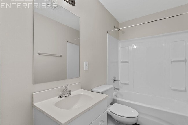 Building Photo - Charming 2-Bedroom Home on Quiet Valley Vi...