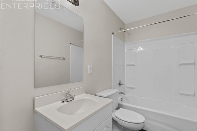 Building Photo - Charming 2-Bedroom Home on Quiet Valley View Circle