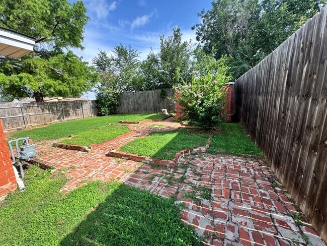 Building Photo - 2 bed , 1 and a 1/2 bath, garage conversion with two living rooms and a storage space! Moore scho...
