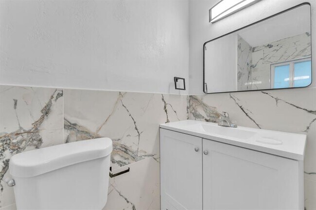 Building Photo - 7902 NW 70th Ct
