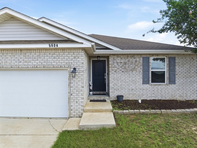 Building Photo - 5604 Shooting Star Ct
