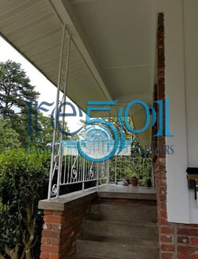 Building Photo - Lovely Home Near UALR