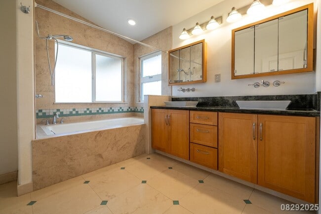 Building Photo - 3 Bedroom 3 Bathroom pet negotiable SFH in...