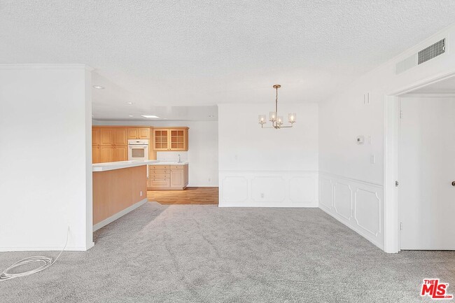 Building Photo - 825 S Gretna Green Way