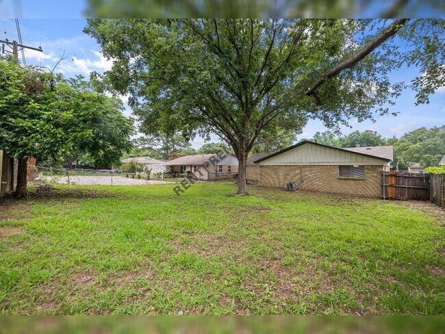 Building Photo - 2510 S Fielder Rd